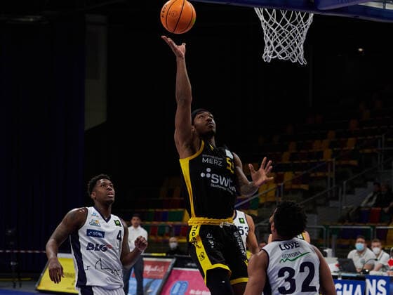 Korbwurf von Isaiah Deion Crawley (Tigers Tuebingen 53) Eisbaeren Bremerhaven vs. Tigers Tuebingen, 2. Barmer Basketball Bundesliga, Stadthalle Bremerhaven, Spielzeit 2021 2022, 12.Spieltag, 05.12.2021 Foto:EIBNER Stephanie Zerbe Eisbaeren Bremerhaven vs. Tigers Tuebingen, 2. Barmer Basketball Bundesliga, Spielzeit 2021 2022, 12.Spieltag, 05.12.2021 Bremerhaven Copyright: xStephaniexZerbe xEibner-Pressefox EP_SZE