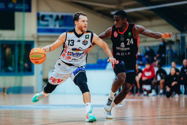 BB-2BL BSW Sixers - ETV Hamburg Lukas Kazlauskas ( 13 BSW Sixers), Karl Dia ( 24 ETV Hamburg Basketball) waehrend der Saison 2021-22 (Herren) in der Barmer 2. Bundesliga ProB zwischen BSW Sixers und ETV Hamburg in der Ballsporthalle Sandersdorf am 5. December 2021 in Sandersdorf, Sachsen Anhalt, Deutschland