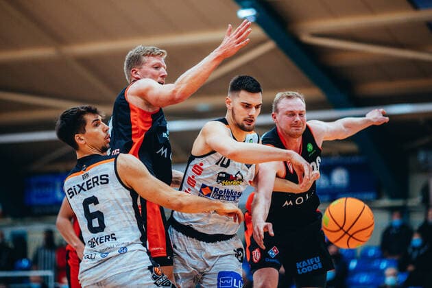 BB-2BL BSW Sixers - ETV Hamburg Ole Sievers ( 6 BSW Sixers), Sandro Antunovic ( 10 BSW Sixers), Vladimir Migunov ( 20 ETV Hamburg Basketball) waehrend der Saison 2021-22 (Herren) in der Barmer 2. Bundesliga ProB zwischen BSW Sixers und ETV Hamburg in der Ballsporthalle Sandersdorf am 5. December 2021 in Sandersdorf, Sachsen Anhalt, Deutschland