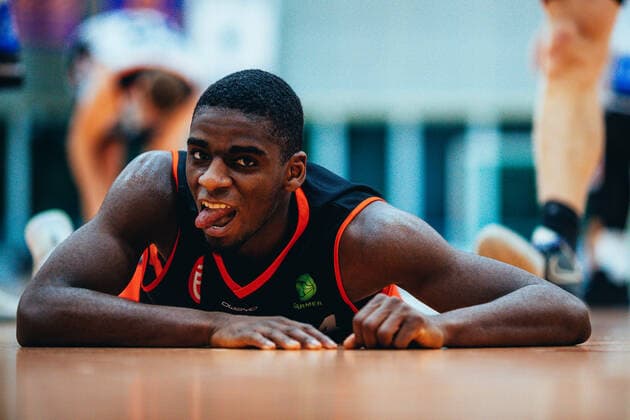 BB-2BL BSW Sixers - ETV Hamburg Karl Dia ( 24 ETV Hamburg Basketball) waehrend der Saison 2021-22 (Herren) in der Barmer 2. Bundesliga ProB zwischen BSW Sixers und ETV Hamburg in der Ballsporthalle Sandersdorf am 5. December 2021 in Sandersdorf, Sachsen Anhalt, Deutschland
