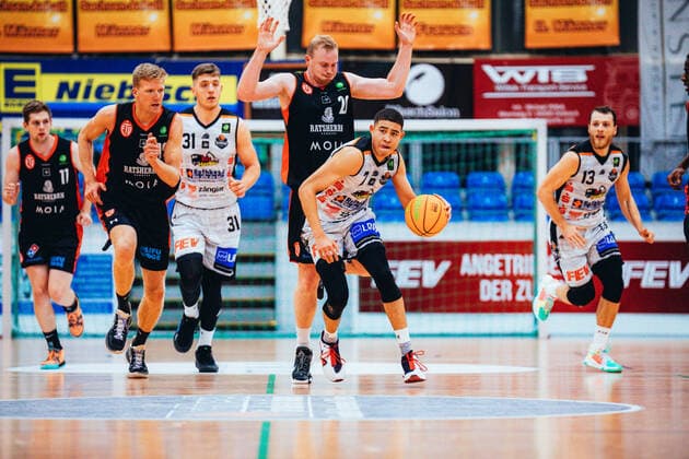 BB-2BL BSW Sixers - ETV Hamburg Evans Rapieque ( 7 BSW Sixers), Vladimir Migunov ( 20 ETV Hamburg Basketball) waehrend der Saison 2021-22 (Herren) in der Barmer 2. Bundesliga ProB zwischen BSW Sixers und ETV Hamburg in der Ballsporthalle Sandersdorf am 5. December 2021 in Sandersdorf, Sachsen Anhalt, Deutschland