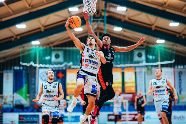 BB-2BL BSW Sixers - ETV Hamburg Ole Sievers ( 6 BSW Sixers), Mubarak Salami ( 17 ETV Hamburg Basketball) waehrend der Saison 2021-22 (Herren) in der Barmer 2. Bundesliga ProB zwischen BSW Sixers und ETV Hamburg in der Ballsporthalle Sandersdorf am 5. December 2021 in Sandersdorf, Sachsen Anhalt, Deutschland