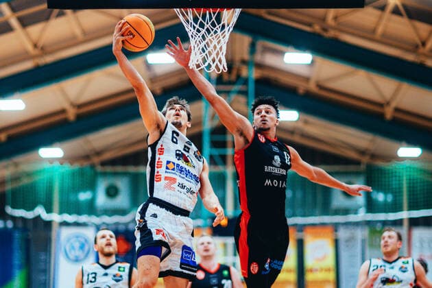 Bilder des Jahres 2021, Sport 12 Dezember Sport Themen der Woche KW48 Sport Bilder des Tages BB-2BL BSW Sixers - ETV Hamburg Ole Sievers ( 6 BSW Sixers), Mubarak Salami ( 17 ETV Hamburg Basketball) waehrend der Saison 2021-22 (Herren) in der Barmer 2. Bundesliga ProB zwischen BSW Sixers und ETV Hamburg in der Ballsporthalle Sandersdorf am 5. December 2021 in Sandersdorf, Sachsen Anhalt, Deutschland *** BB 2BL BSW Sixers ETV Hamburg Ole Sievers 6 BSW Sixers , Mubarak Salami 17 ETV Hamburg Basketball during the 2021 season 22 men in the Barmer 2 Bundesliga ProB between BSW Sixers and ETV Hamburg at the Ballsporthalle Sandersdorf on 5 December 2021 in Sandersdorf, Saxony Anhalt, Germany