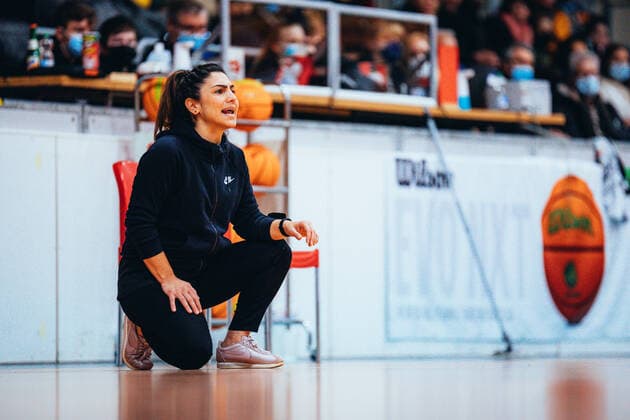 BB-2BL BSW Sixers - ETV Hamburg Trainerin Sükran Gencay (ETV Hamburg Basketball) waehrend der Saison 2021-22 (Herren) in der Barmer 2. Bundesliga ProB zwischen BSW Sixers und ETV Hamburg in der Ballsporthalle Sandersdorf am 5. December 2021 in Sandersdorf, Sachsen Anhalt, Deutschland