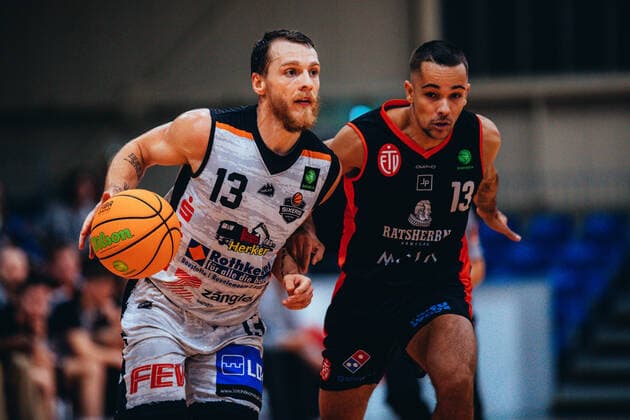 BB-2BL BSW Sixers - ETV Hamburg Lukas Kazlauskas ( 13 BSW Sixers), Mauro Gerszke ( 13 ETV Hamburg Basketball) waehrend der Saison 2021-22 (Herren) in der Barmer 2. Bundesliga ProB zwischen BSW Sixers und ETV Hamburg in der Ballsporthalle Sandersdorf am 5. December 2021 in Sandersdorf, Sachsen Anhalt, Deutschland