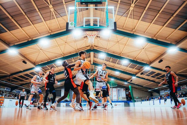 BB-2BL BSW Sixers - ETV Hamburg Ole Sievers ( 6 BSW Sixers) waehrend der Saison 2021-22 (Herren) in der Barmer 2. Bundesliga ProB zwischen BSW Sixers und ETV Hamburg in der Ballsporthalle Sandersdorf am 5. December 2021 in Sandersdorf, Sachsen Anhalt, Deutschland