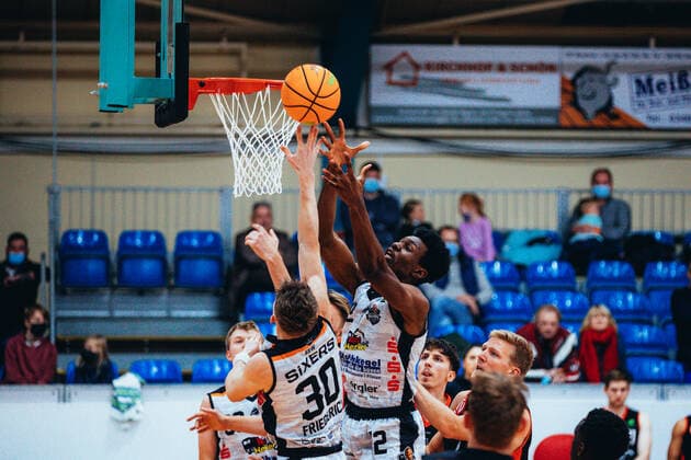 BB-2BL BSW Sixers - ETV Hamburg Emanuel Ozike ( 12 BSW Sixers) waehrend der Saison 2021-22 (Herren) in der Barmer 2. Bundesliga ProB zwischen BSW Sixers und ETV Hamburg in der Ballsporthalle Sandersdorf am 5. December 2021 in Sandersdorf, Sachsen Anhalt, Deutschland