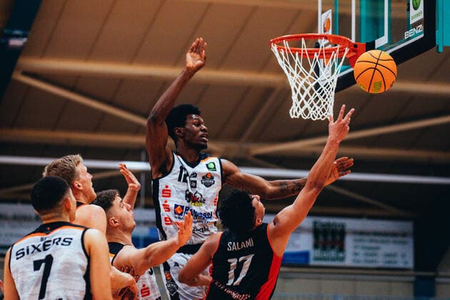 BB-2BL BSW Sixers - ETV Hamburg Emanuel Ozike ( 12 BSW Sixers), Mubarak Salami ( 17 ETV Hamburg Basketball) waehrend der Saison 2021-22 (Herren) in der Barmer 2. Bundesliga ProB zwischen BSW Sixers und ETV Hamburg in der Ballsporthalle Sandersdorf am 5. December 2021 in Sandersdorf, Sachsen Anhalt, Deutschland