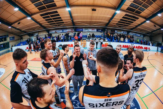 BB-2BL BSW Sixers - ETV Hamburg Jubel bei BSW Sixers mit Trainer Christopher Schneider (BSW Sixers) waehrend der Saison 2021-22 (Herren) in der Barmer 2. Bundesliga ProB zwischen BSW Sixers und ETV Hamburg in der Ballsporthalle Sandersdorf am 5. December 2021 in Sandersdorf, Sachsen Anhalt, Deutschland