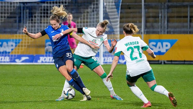 Sport Bilder des Tages v.li.: Fabienne Dongus (TSG, 33), Lina Hausicke (Werder, 18), Nina Luehrssen (Luehrssen, Werder, 27), Zweikampf, Spielszene, Duell, duel, tackle, tackling, Dynamik, Action, Aktion, 12 5 2021, Sinsheim (Hoffenheim) (Deutschland), Fussball, Flyeralarm Frauen-Bundesliga, TSG 1899 Hoffenheim - SV Werder Bremen, DFB DFL REGULATIONS PROHIBIT ANY USE OF PHOTOGRAPHS AS IMAGE SEQUENCES AND OR QUASI-VIDEO. *** v li Fabienne Dongus TSG, 33 , Lina Hausicke Werder, 18 , Nina Luehrssen Luehrssen, Werder, 27 , duel, game scene, duel, duel, tackle, tackling, dynamic, action, action, 12 5 2021, Sinsheim Hoffenheim Germany , Football, Flyeralarm Frauen Bundesliga, TSG 1899 Hoffenheim SV Werder Bremen, DFB DFL REGULATIONS PROHIBIT ANY USE OF PHOTOGRAPHS AS IMAGE SEQUENCES AND OR QUASI VIDEO xozx