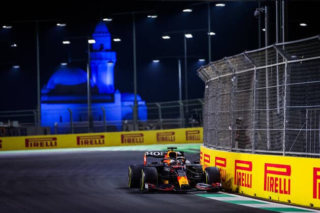 33 VERSTAPPEN Max (nld), Red Bull Racing Honda RB16B, action during the Formula 1 stc Saudi Arabian Grand Prix 2021, 21th round of the 2021 FIA Formula One World Championship, WM, Weltmeisterschaft from December 3 to 5, 2021 on the Jeddah Corniche Circuit, in Jeddah, Saudi Arabia - F1 - SAUDI ARABIAN GRAND PRIX 2021 - RACE DPPI Panoramic  00121043_AV6_3641