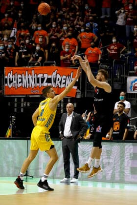 05.12.2021, easyCredit Basketball Bundesliga, BBL, Saison 2021 2022, Herren, Alba Berlin - Chemnitz Niners Tim Schneider, Alba Berlin, Ivan KaraÄiÄ‡, Niners Chemnitz Berlin Mercedes Benz Arena Berlin Germany