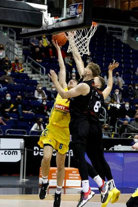 05.12.2021, easyCredit Basketball Bundesliga, BBL, Saison 2021 2022, Herren, Alba Berlin - Chemnitz Niners Jonas Richter, Niners Chemnitz, Malte Delow, Alba Berlin Berlin Mercedes Benz Arena Berlin Germany