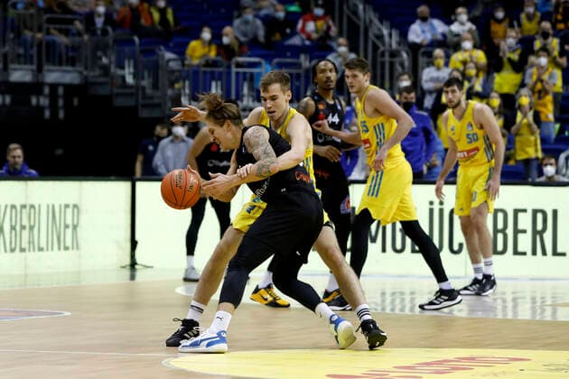 05.12.2021, easyCredit Basketball Bundesliga, BBL, Saison 2021 2022, Herren, Alba Berlin - Chemnitz Niners Malte Ziegenhagen, Niners Chemnitz, Malte Delow, Alba Berlin Berlin Mercedes Benz Arena Berlin Germany