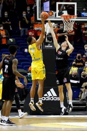 05.12.2021, easyCredit Basketball Bundesliga, BBL, Saison 2021 2022, Herren, Alba Berlin - Chemnitz Niners Oscar da Silva, Alba Berlin, Mindaugas Susinskas, Niners Chemnitz Berlin Mercedes Benz Arena Berlin Germany
