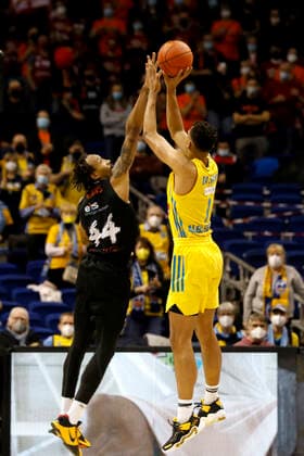 05.12.2021, easyCredit Basketball Bundesliga, BBL, Saison 2021 2022, Herren, Alba Berlin - Chemnitz Niners Darion Atkins, Niners Chemnitz, Oscar da Silva, Alba Berlin Berlin Mercedes Benz Arena Berlin Germany