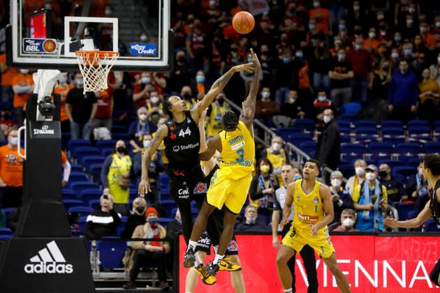 Sport Themen der Woche KW48 Sport Bilder des Tages 05.12.2021, easyCredit Basketball Bundesliga, BBL, Saison 2021 2022, Herren, Alba Berlin - Chemnitz Niners Darion Atkins, Niners Chemnitz, Jaleen Smith, Alba Berlin Berlin Mercedes Benz Arena Berlin Germany *** 05 12 2021, easyCredit Basketball Bundesliga, BBL, 2021 2022 season, men, Alba Berlin Chemnitz Niners Darion Atkins, Niners Chemnitz, Jaleen Smith, Alba Berlin Berlin Mercedes Benz Arena Berlin Germany