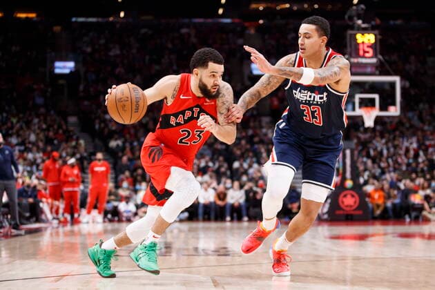 December 5, 2021, Toronto, ON, CANADA: Toronto Raptors guard Fred VanVleet (23) drives against Washington Wizards forward Kyle Kuzma (33) during first half NBA, Basketball Herren, USA action in Toronto, Sunday, Dec. 5, 2021. Raptors Wizards NBA Action  - ZUMAc35_ 20211205_zaf_c35_163 Copyright: xColexBurstonx