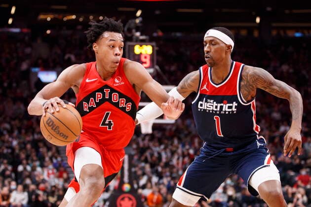 December 5, 2021, Toronto, ON, CANADA: Toronto Raptors forward Scottie Barnes (4) drives to the net against Washington Wizards guard Kentavious Caldwell-Pope (1) during first half NBA, Basketball Herren, USA action in Toronto, Sunday, Dec. 5, 2021. Raptors Wizards NBA Action  - ZUMAc35_ 20211205_zaf_c35_165 Copyright: xColexBurstonx