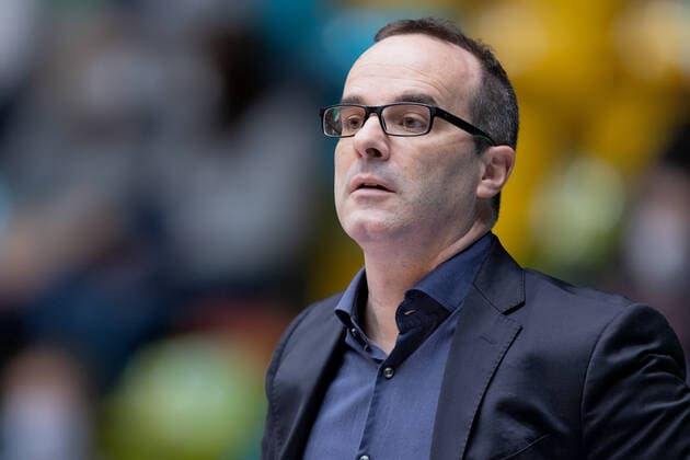 Fraport Skyliners - HAKRO Merlins Crailsheim, easyCredit-BBL Head Coach Diego Ocampo (Fraport Skyliners). Basketball-Spiel des easyCredit BBL zwischen den Fraport Skyliners und HAKRO Merlins Crailsheim am 5. Dezember 2021 in der Fraport-Arena in Frankfurt am Main., Frankfurt am Main Hessen Deutschland Fraport-Arena