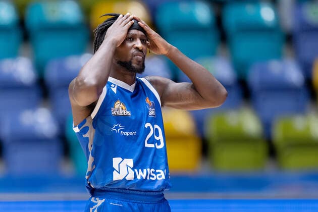Fraport Skyliners - HAKRO Merlins Crailsheim, easyCredit-BBL Will Cherry (Fraport Skyliners, 29). Basketball-Spiel des easyCredit BBL zwischen den Fraport Skyliners und HAKRO Merlins Crailsheim am 5. Dezember 2021 in der Fraport-Arena in Frankfurt am Main., Frankfurt am Main Hessen Deutschland Fraport-Arena