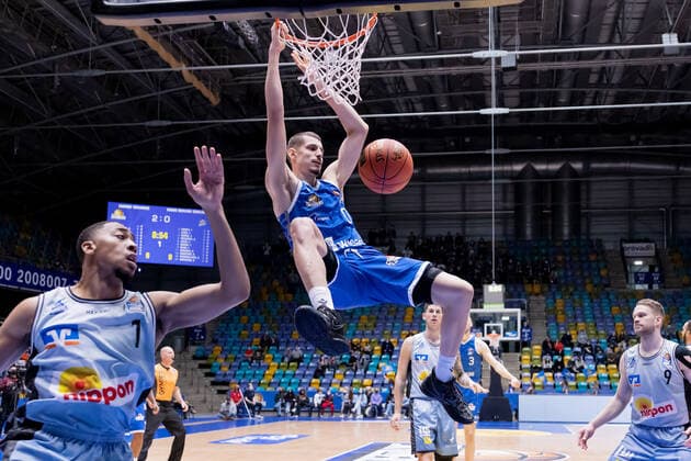 Sport Bilder des Tages Fraport Skyliners - HAKRO Merlins Crailsheim, easyCredit-BBL Lukas Wank (Fraport Skyliners, 0) hängt nach einem Dunking am Korb, links Jaren Lewis (Merlins Crailsheim, 1), rechts Fabian Bleck (Merlins Crailsheim, 9). Basketball-Spiel des easyCredit BBL zwischen den Fraport Skyliners und HAKRO Merlins Crailsheim am 5. Dezember 2021 in der Fraport-Arena in Frankfurt am Main., Frankfurt am Main Hessen Deutschland Fraport-Arena