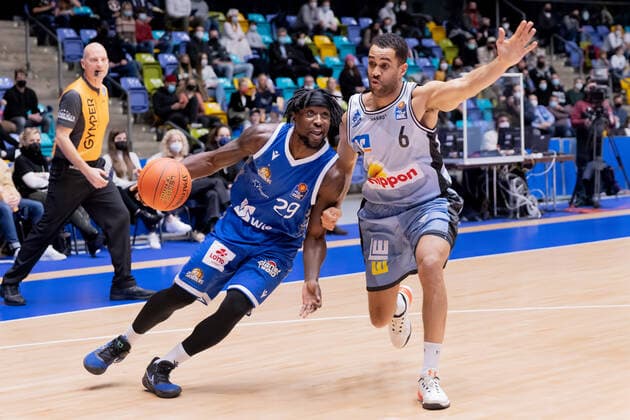 Fraport Skyliners - HAKRO Merlins Crailsheim, easyCredit-BBL Will Cherry (Fraport Skyliners, 29) gegen Elias Lasisi (Merlins Crailsheim, 6). Basketball-Spiel des easyCredit BBL zwischen den Fraport Skyliners und HAKRO Merlins Crailsheim am 5. Dezember 2021 in der Fraport-Arena in Frankfurt am Main., Frankfurt am Main Hessen Deutschland Fraport-Arena