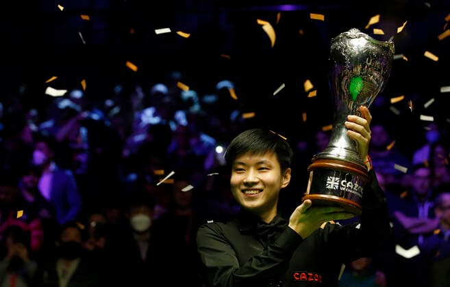 Bilder des Jahres 2021, Sport 12 Dezember Sport Themen der Woche KW48 Sport Bilder des Tages (211206) -- , Dec. 6, 2021 -- Zhao Xintong of China celebrates with the trophy after winning the final match against Luca Brecel of Belgium at 2021 UK Snooker Championship in York, Britain on Dec. 5, 2021. Zhao beat Brecel 10-5 and claimed the title. (Photo by Xinhua) (SP) BRITAIN-YORK-SNOOKER-UK CHAMPIONSHIP-ZHAO XINTONG CraigxBrough 