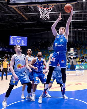 Fraport Skyliners - HAKRO Merlins Crailsheim, easyCredit-BBL Korbleger von Alexander Richardson (Fraport Skyliners, 91). Von links: Fabian Bleck (Merlins Crailsheim, 9), Jaren Lewis (Merlins Crailsheim, 1), Matt Haarms (Fraport Skyliners, 3) und Alexander Richardson (Fraport Skyliners, 91). Basketball-Spiel des easyCredit BBL zwischen den Fraport Skyliners und HAKRO Merlins Crailsheim am 5. Dezember 2021 in der Fraport-Arena in Frankfurt am Main., Frankfurt am Main Hessen Deutschland Fraport-Arena