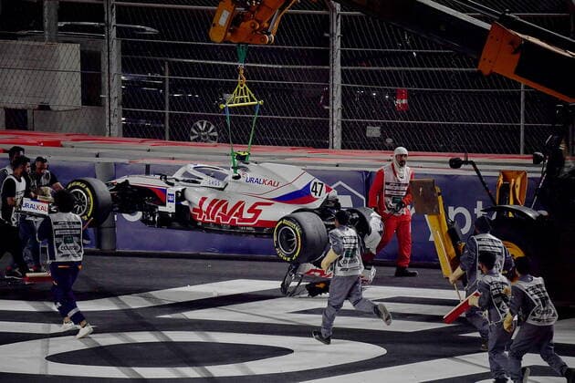 Formel 1 Großer Preis von Saudi-Arabien 05.12.2021, Jeddah Corniche Circuit, Dschidda, Formel 1 Großer Preis von Saudi-Arabien ,im Bild Unfall von Mick Schumacher (DEU), Haas F1 Team