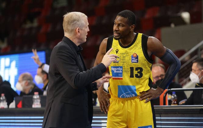 Ludwigsburg , Basketball easycredit BBL Bundesliga . MHP Riesen Ludwigsburg vs. s.Oliver Würzburg , von links: Trainer John Patrick Yorman Polas Bartolo ( Riesen )