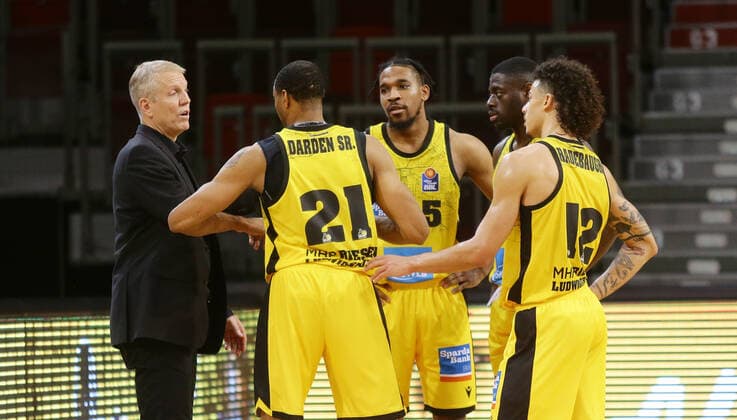 Ludwigsburg , Basketball easycredit BBL Bundesliga . MHP Riesen Ludwigsburg vs. s.Oliver Würzburg , von links: Trainer John Patrick Tremmell Dareden Justin Simon Jonah Radebaugh ( Riesen )