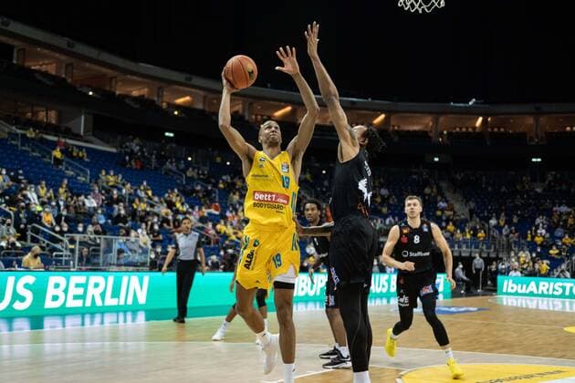 Basketball Berlin 05.12.2021 Saison 2021 2022 easyCredit BBL 1. Bundesliga Alba Berlin - NINERS Chemnitz Louis Olinde (Alba Berlin, No.19) Darion Atkins (Chemnitz, No.44)