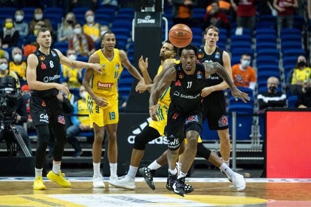 Basketball Berlin 05.12.2021 Saison 2021 2022 easyCredit BBL 1. Bundesliga Alba Berlin - NINERS Chemnitz Isiaha Mike (Chemnitz, No.11)
