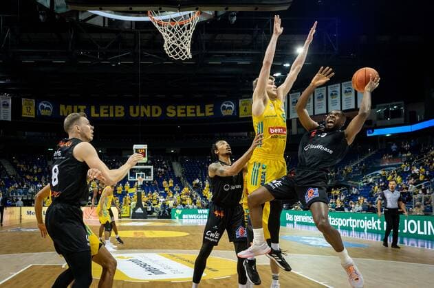 Basketball Berlin 05.12.2021 Saison 2021 2022 easyCredit BBL 1. Bundesliga Alba Berlin - NINERS Chemnitz Frantz Massenat (Chemnitz, No.15) Ben Lammers (Alba Berlin, No.55)