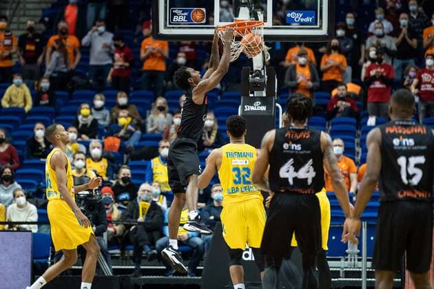 Basketball Berlin 05.12.2021 Saison 2021 2022 easyCredit BBL 1. Bundesliga Alba Berlin - NINERS Chemnitz Isiaha Mike (Chemnitz, No.11)