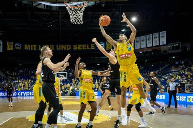 Basketball Berlin 05.12.2021 Saison 2021 2022 easyCredit BBL 1. Bundesliga Alba Berlin - NINERS Chemnitz Louis Olinde (Alba Berlin, No.19)