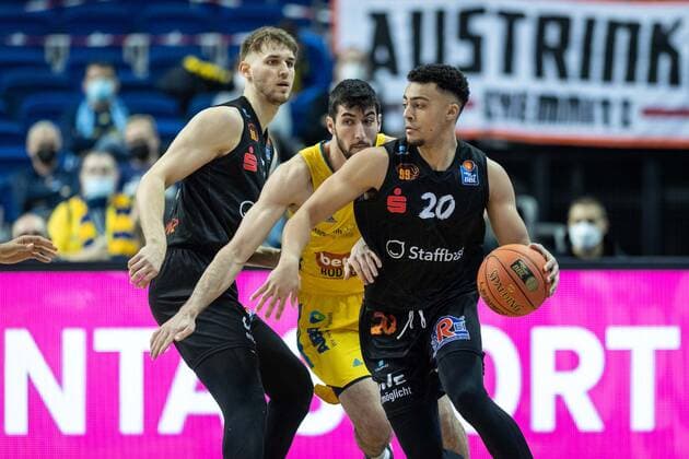 Basketball Berlin 05.12.2021 Saison 2021 2022 easyCredit BBL 1. Bundesliga Alba Berlin - NINERS Chemnitz Travis Jocelyn (Chemnitz, No.20) Javel Zoosman (Alba Berlin, No.50)