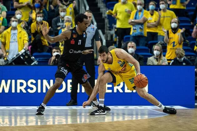Basketball Berlin 05.12.2021 Saison 2021 2022 easyCredit BBL 1. Bundesliga Alba Berlin - NINERS Chemnitz Javel Zoosman (Alba Berlin, No.50) Isiaha Mike (Chemnitz, No.11)