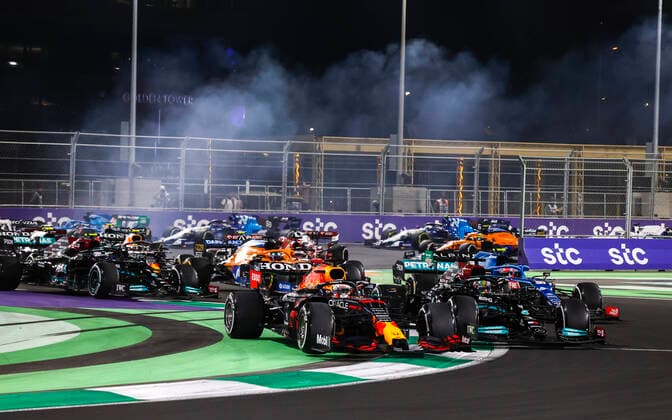 Re-start, 33 Max Verstappen (NED, Red Bull Racing), 44 Lewis Hamilton (GBR, Mercedes-AMG Petronas F1 Team), F1 Grand Prix of Saudi Arabia at Jeddah Corniche Circuit on December 5, 2021 in Jeddah, Saudi Arabia. (Photo by HOCH ZWEI) Jeddah Saudi Arabia
