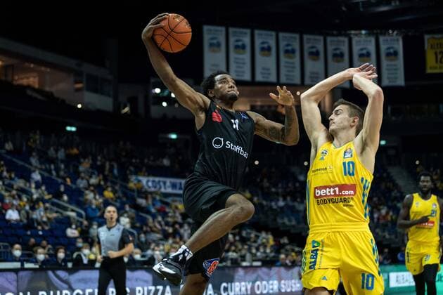 Basketball Berlin 05.12.2021 Saison 2021 2022 easyCredit BBL 1. Bundesliga Alba Berlin - NINERS Chemnitz Isiaha Mike (Chemnitz, No.11) Tim Schneider (Alba Berlin, No.10)