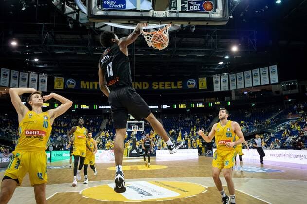 Basketball Berlin 05.12.2021 Saison 2021 2022 easyCredit BBL 1. Bundesliga Alba Berlin - NINERS Chemnitz Isiaha Mike (Chemnitz, No.11) Tim Schneider (Alba Berlin, No.10) Javel Zoosman (Alba Berlin, No.50)