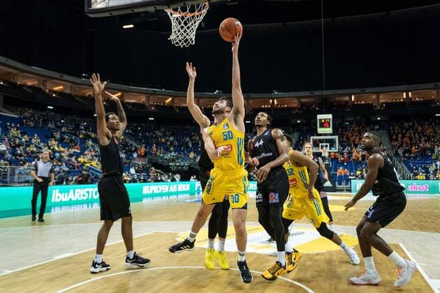 Basketball Berlin 05.12.2021 Saison 2021 2022 easyCredit BBL 1. Bundesliga Alba Berlin - NINERS Chemnitz Javel Zoosman (Alba Berlin, No.50) Darion Atkins (Chemnitz, No.44)
