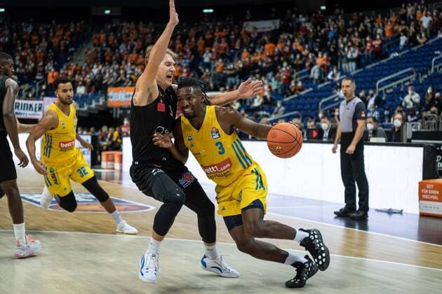 Basketball Berlin 05.12.2021 Saison 2021 2022 easyCredit BBL 1. Bundesliga Alba Berlin - NINERS Chemnitz Jaleen Smith (Alba Berlin, No.03) Malte Ziegenhagen (Chemnitz, No.03) li.