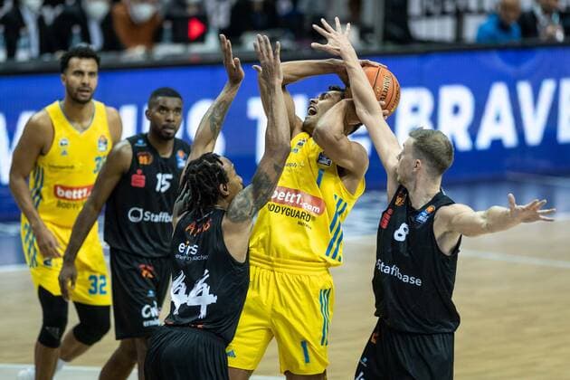 Basketball Berlin 05.12.2021 Saison 2021 2022 easyCredit BBL 1. Bundesliga Alba Berlin - NINERS Chemnitz Oscar Da Silva (Alba Berlin, No.01) Jan Niklas Wimberg (Chemnitz, No.08) Darion Atkins (Chemnitz, No.44)