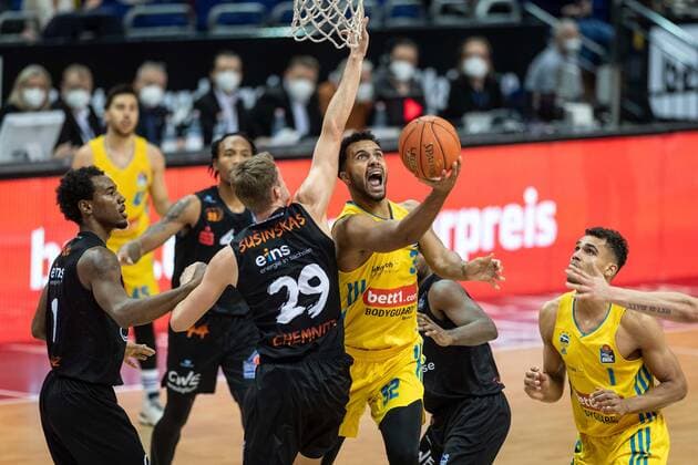Basketball Berlin 05.12.2021 Saison 2021 2022 easyCredit BBL 1. Bundesliga Alba Berlin - NINERS Chemnitz Johannes Thiemann (Alba Berlin, No.32) Mindaugas Susinskas (Chemnitz, No.29)