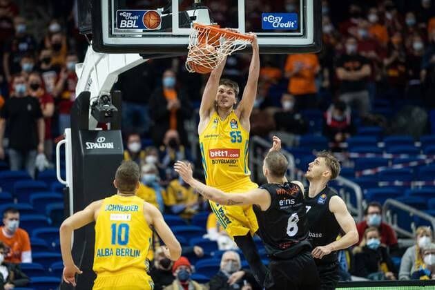 Basketball Berlin 05.12.2021 Saison 2021 2022 easyCredit BBL 1. Bundesliga Alba Berlin - NINERS Chemnitz Ben Lammers (Alba Berlin, No.55) Jan Niklas Wimberg (Chemnitz, No.08) Jonas Richter (Chemnitz, No.07)