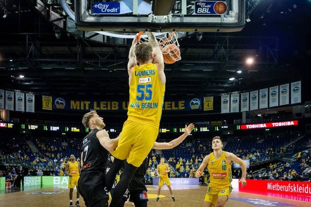 Basketball Berlin 05.12.2021 Saison 2021 2022 easyCredit BBL 1. Bundesliga Alba Berlin - NINERS Chemnitz Ben Lammers (Alba Berlin, No.55) Jonas Richter (Chemnitz, No.07)