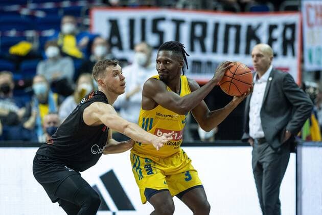 Basketball Berlin 05.12.2021 Saison 2021 2022 easyCredit BBL 1. Bundesliga Alba Berlin - NINERS Chemnitz Jaleen Smith (Alba Berlin, No.03) Jan Niklas Wimberg (Chemnitz, No.08)
