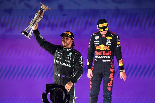 HAMILTON Lewis F1 Team Mercedes AMG Sieger GP von Jiddah bei der Siegerehrung mit VERSTAPPEN Max F1 FIA Grand Prix von Saudi Arabien 2021 am 05.12.2021 in Jeddah